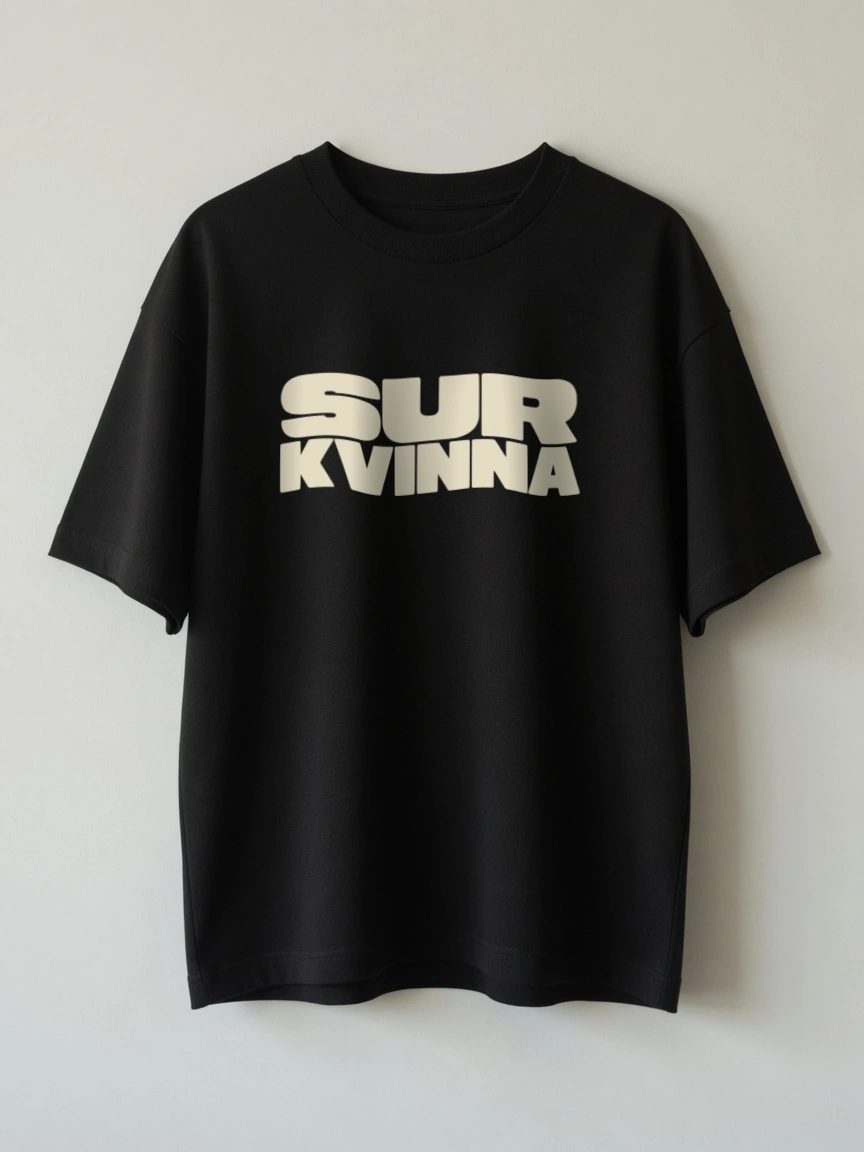 SUR KVINNA – helbild av t-shirt