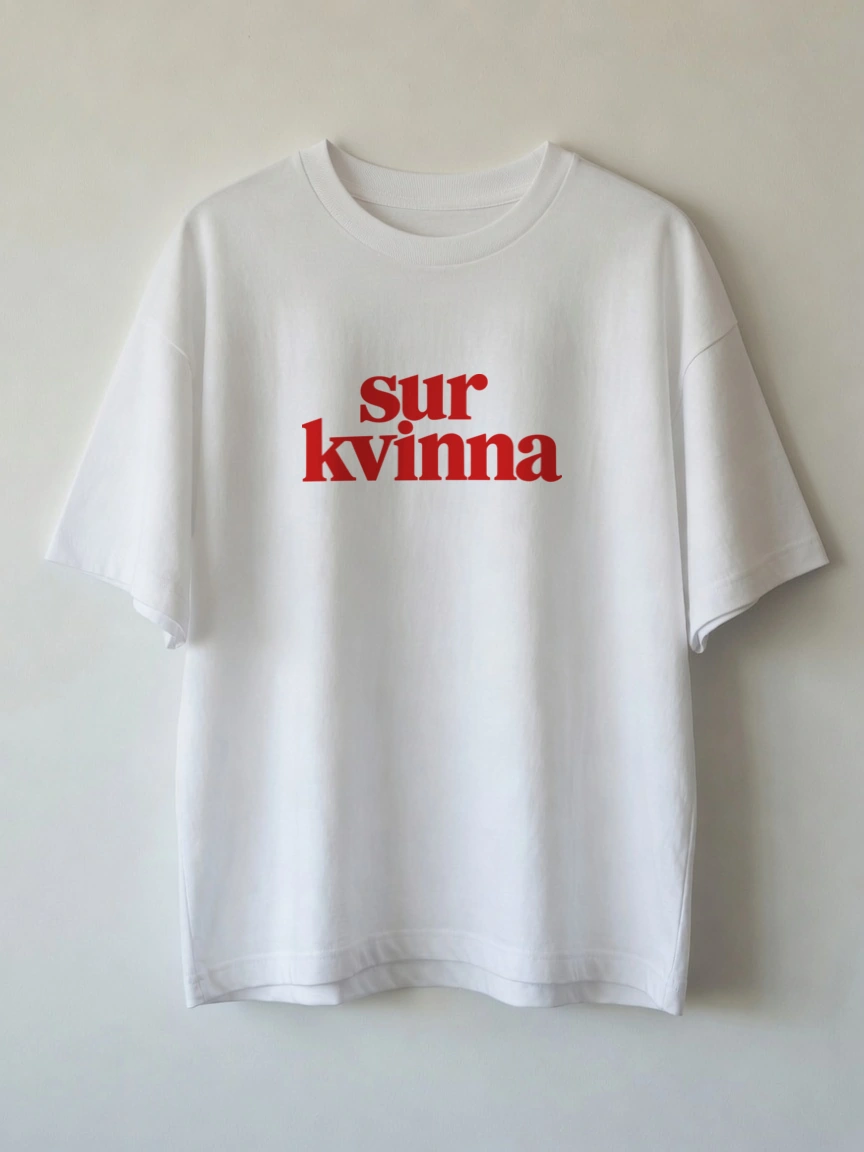 SUR KVINNA – helbild av t-shirt